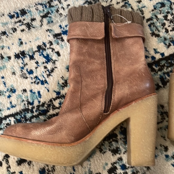 Gap size 8 brown leather, rubber sole booties - Picture 2 of 7